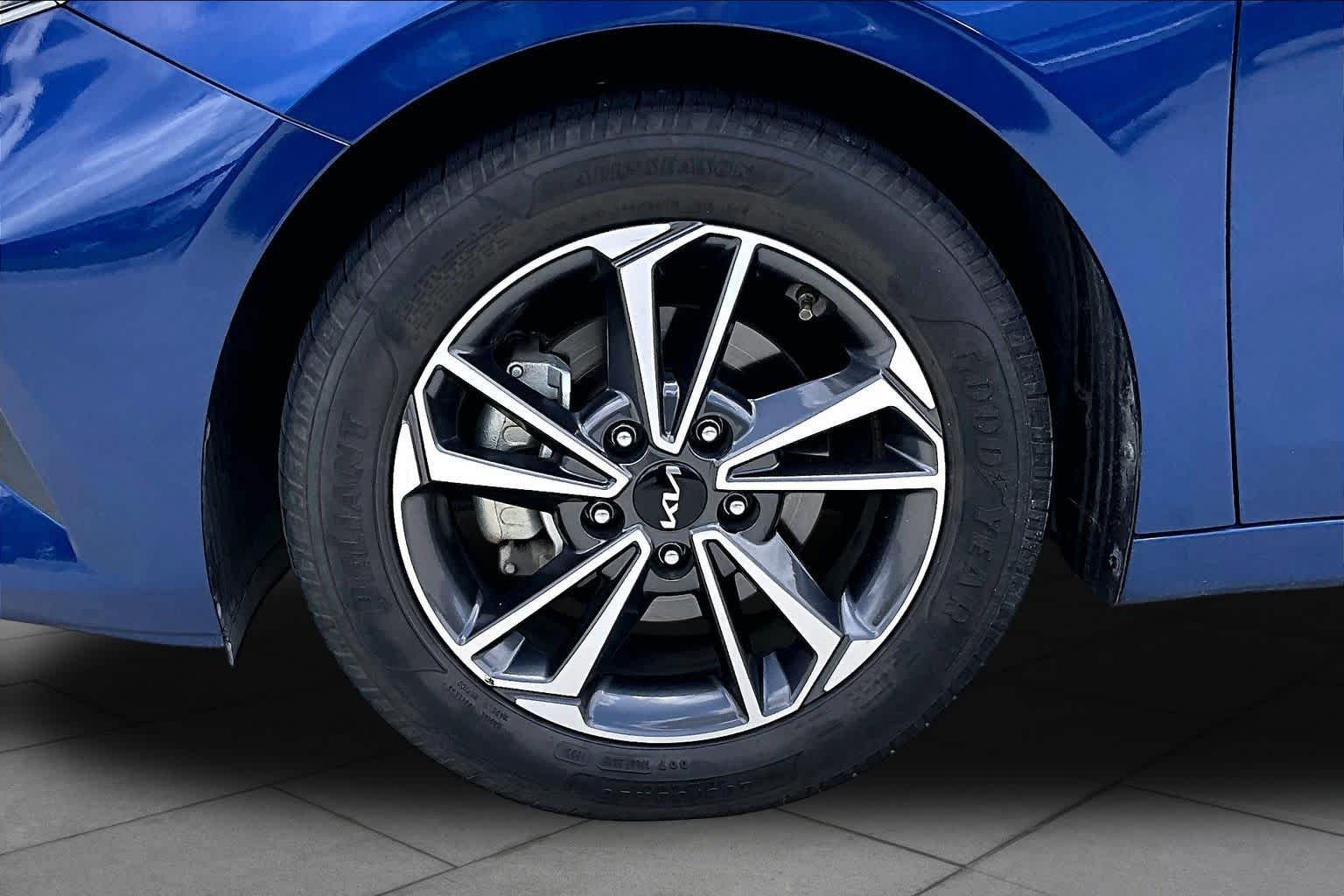 Used 2022 Deep Sea Blue Kia LXS image 9