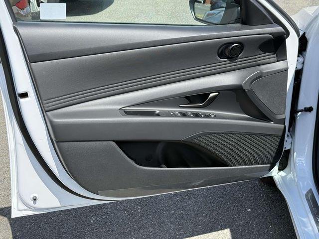 New 2025 White Hyundai SEL Sport image 27