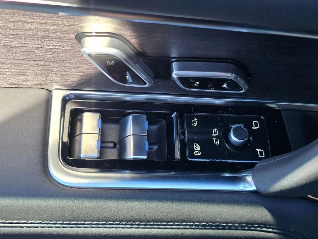 New 2026 Carpathian Grey LAND ROVER SE 7 Seats image 29