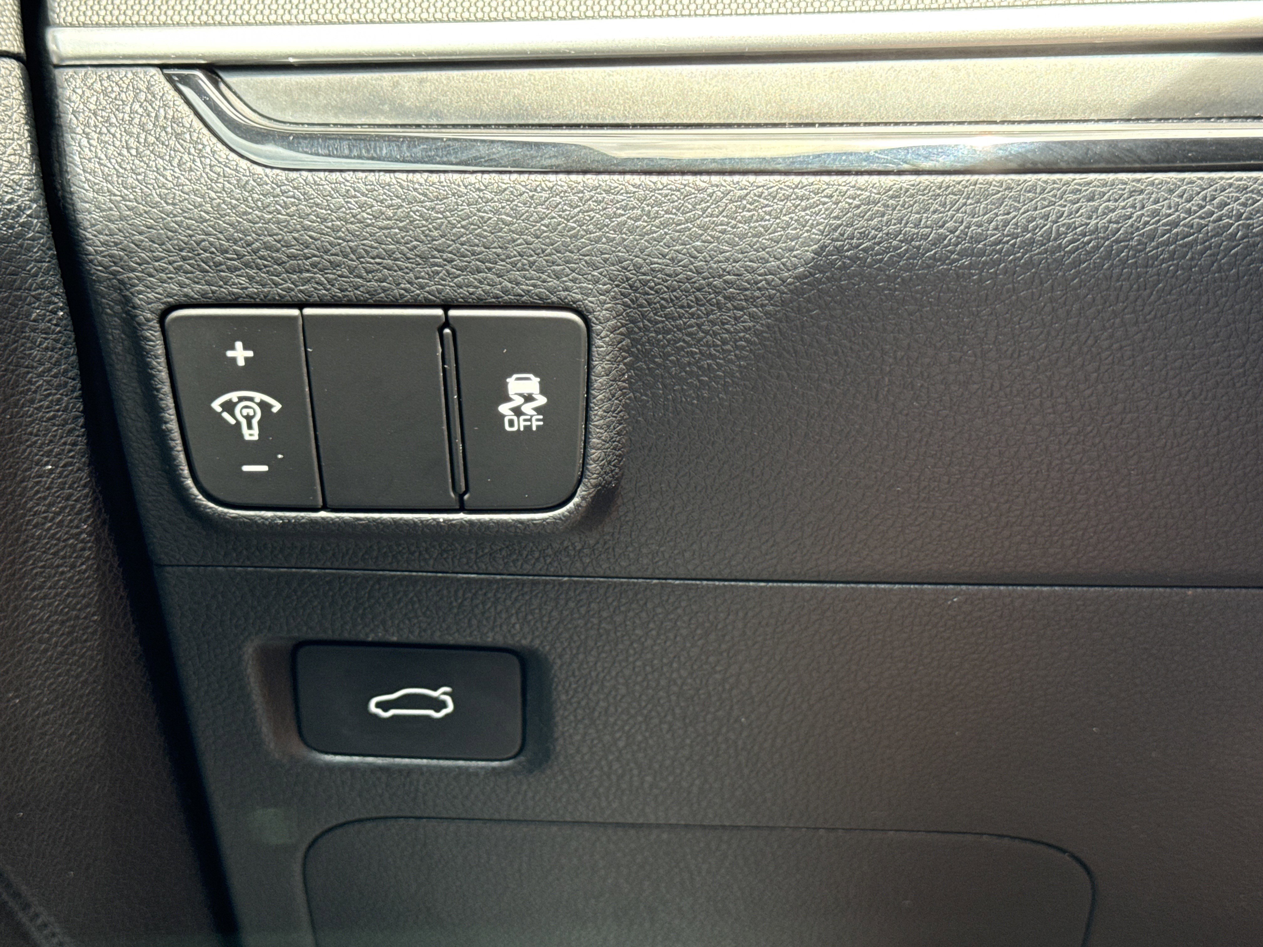Used 2025 Aurora Black Pearl Kia LXS image 18