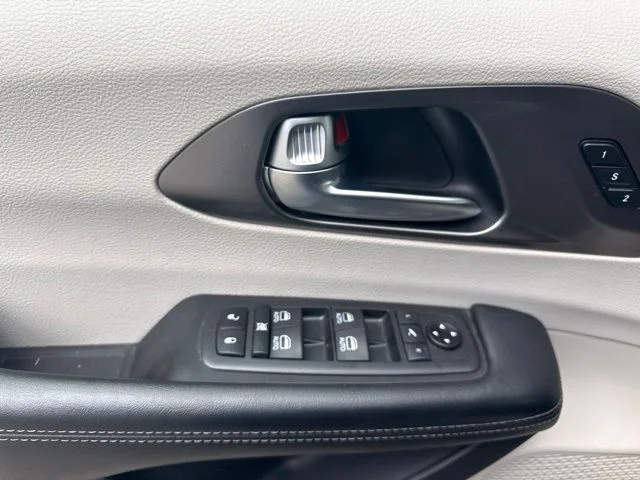 Used 2019 Black Chrysler Limited image 28