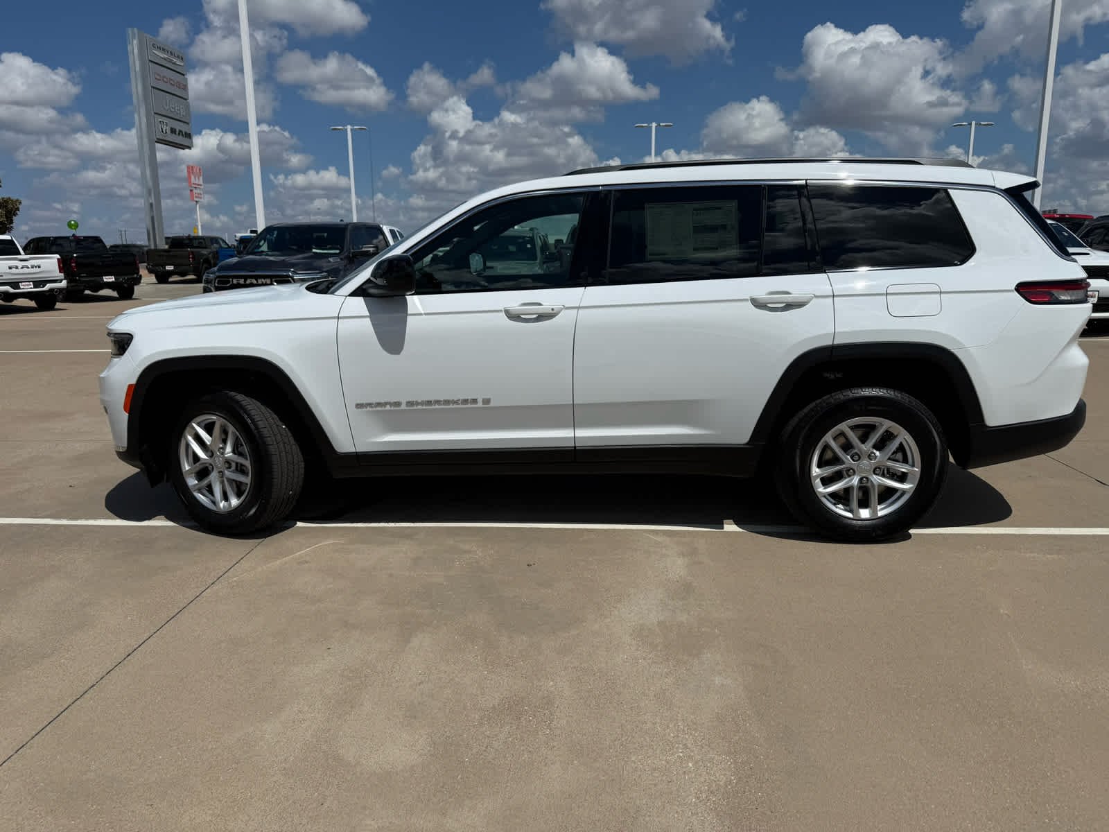 New 2026 Bright White Clear-Coat Exterior Paint Jeep Laredo X image 9