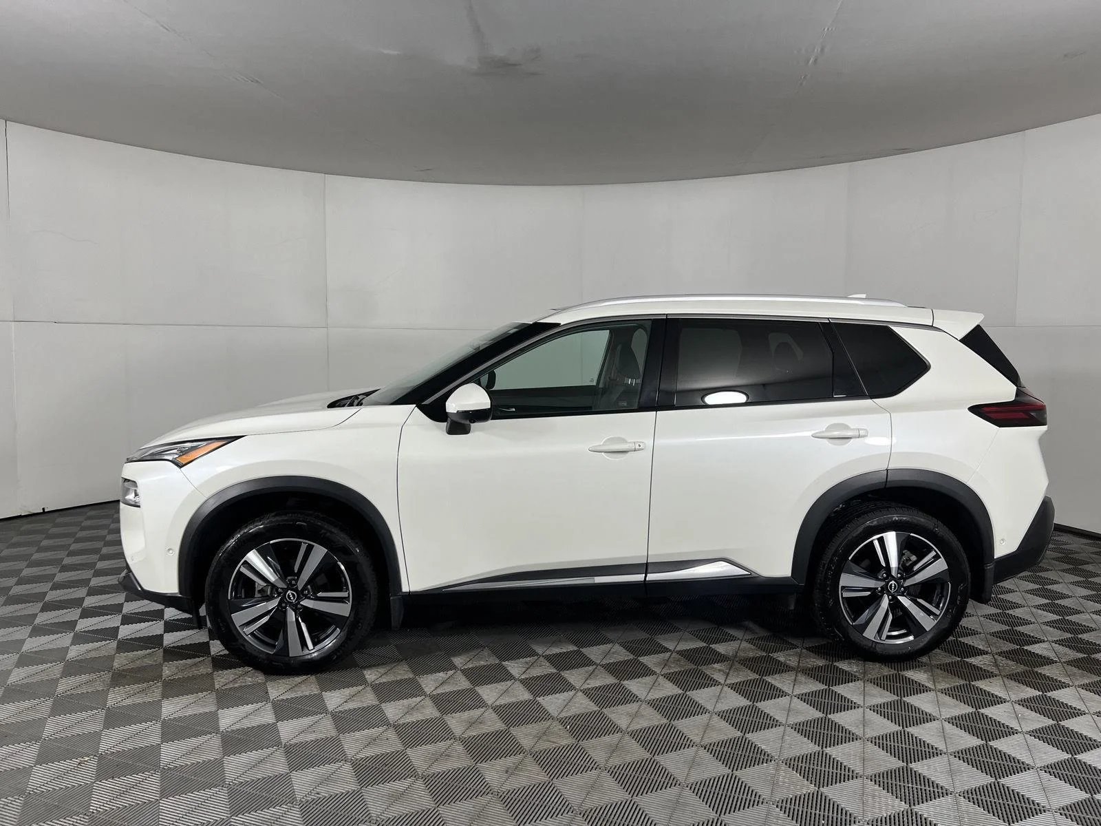 Used 2023 Pearl White Tricoat Nissan SL image 4