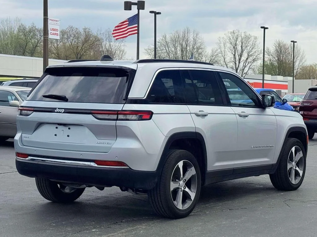 Used 2024 Silver Jeep Limited image 7