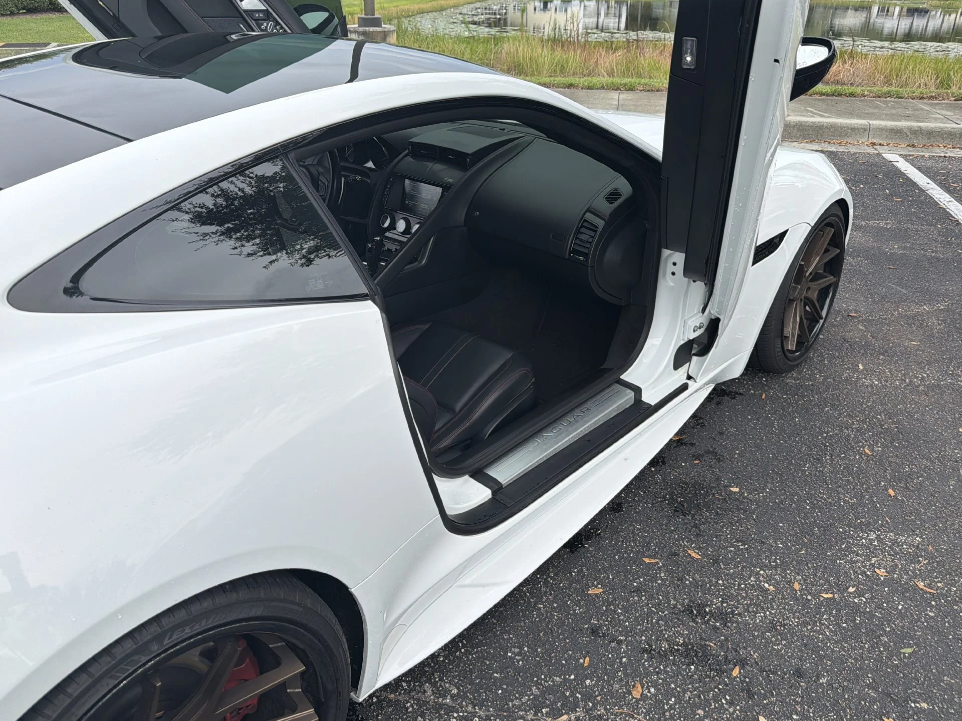 Used 2016  Jaguar R image 21