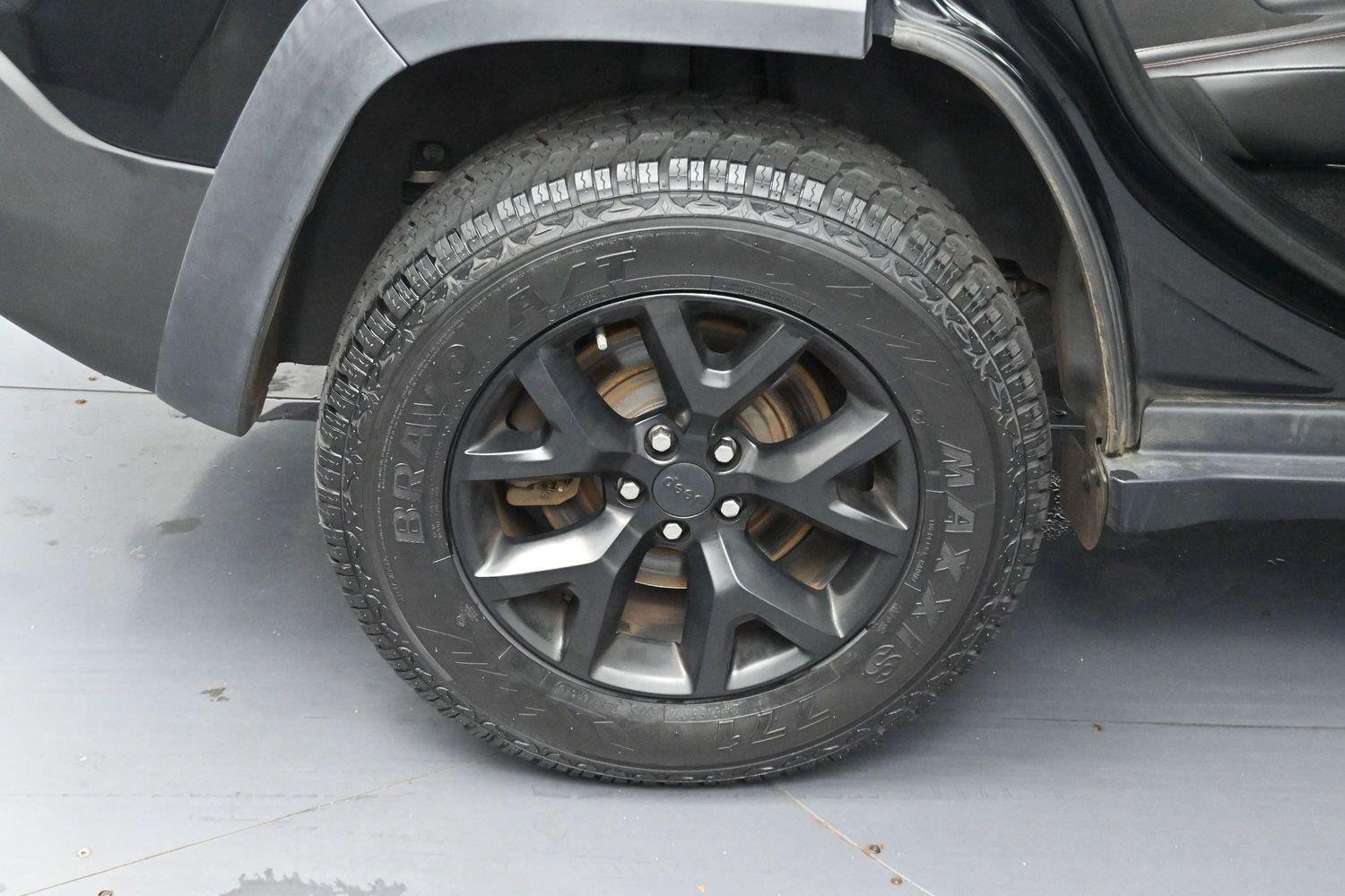 Used 2018 Diamond Black Crystal Pearlcoat Jeep Trailhawk image 32