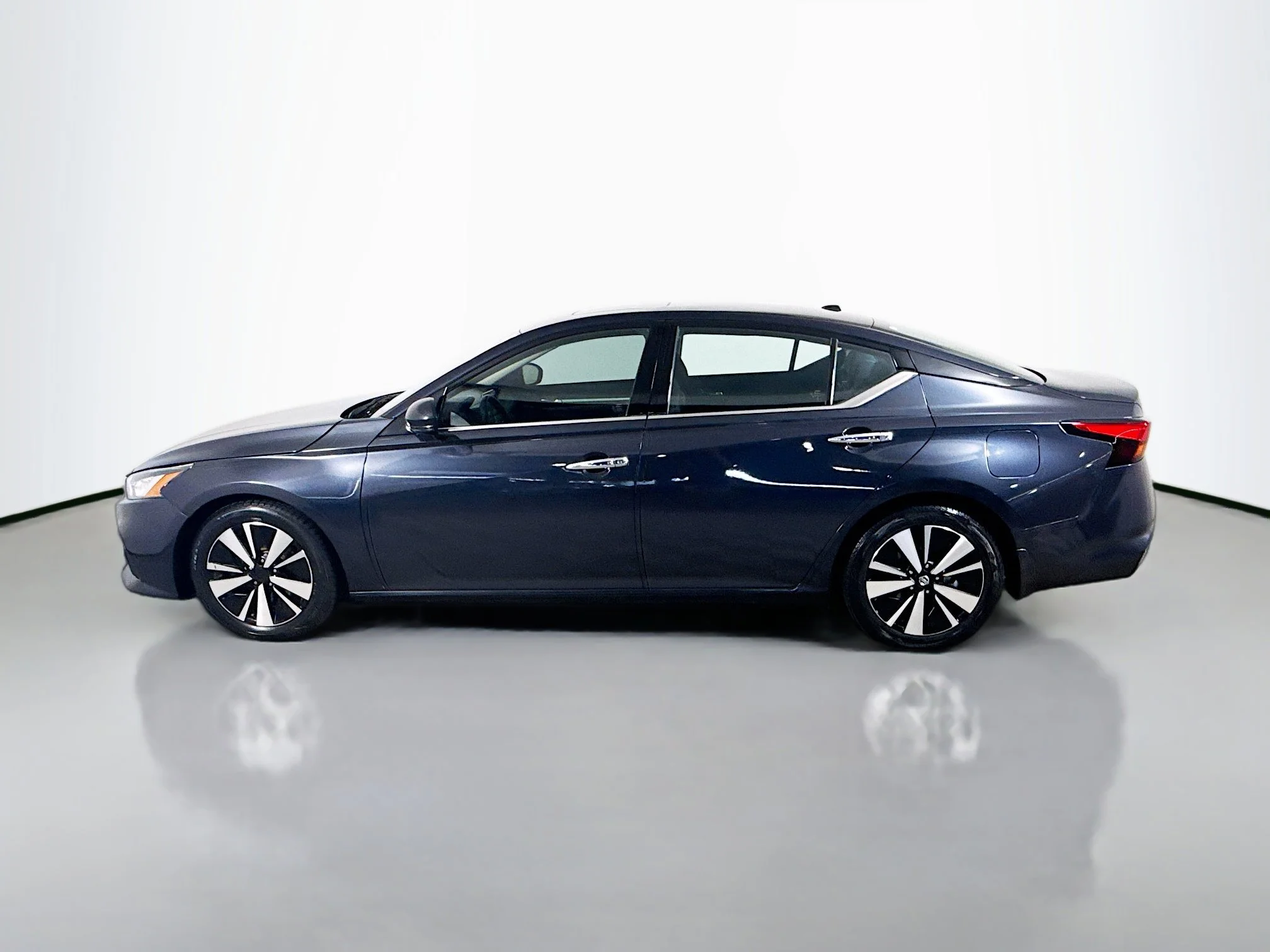 Used 2020 Storm Blue Metallic Nissan 2.5 SV image 4