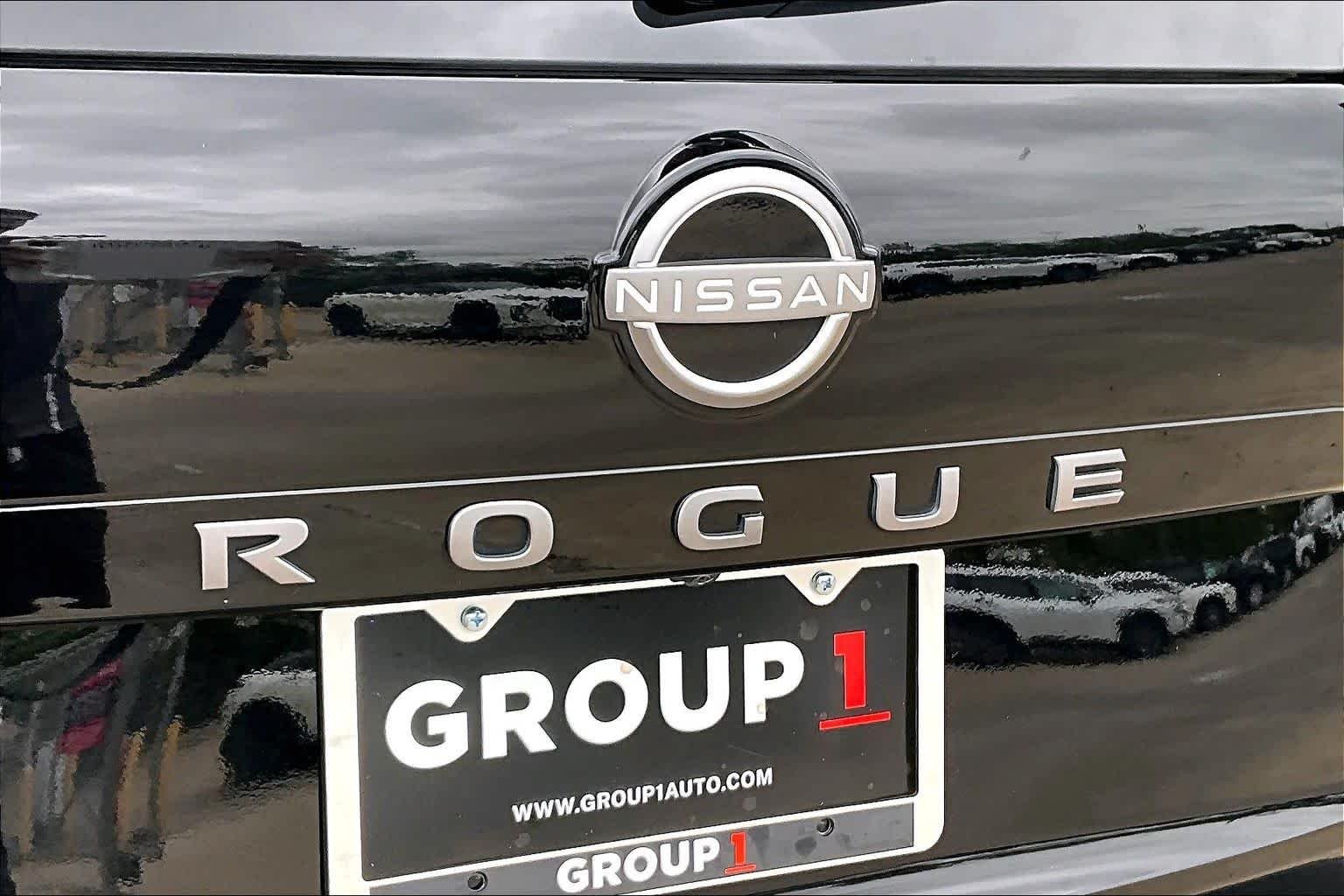Used 2025 Super Black Nissan SV image 29