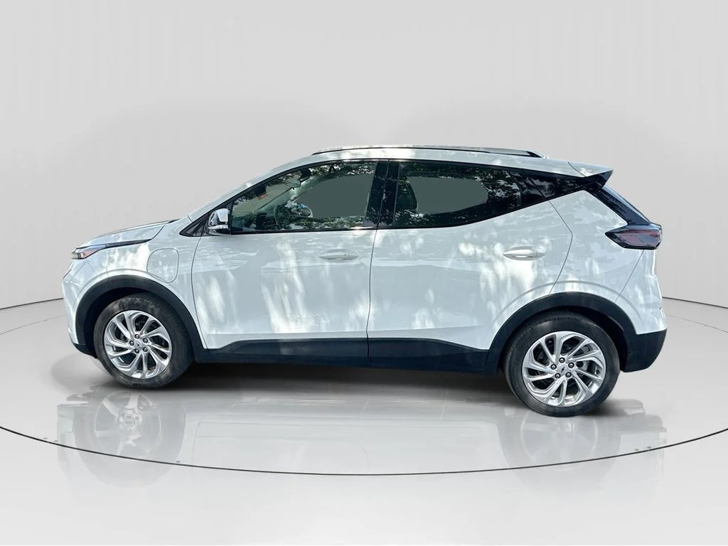 Used 2022 White Chevrolet LT image 4