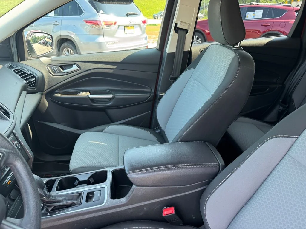 Used 2019 Red Ford SE image 7