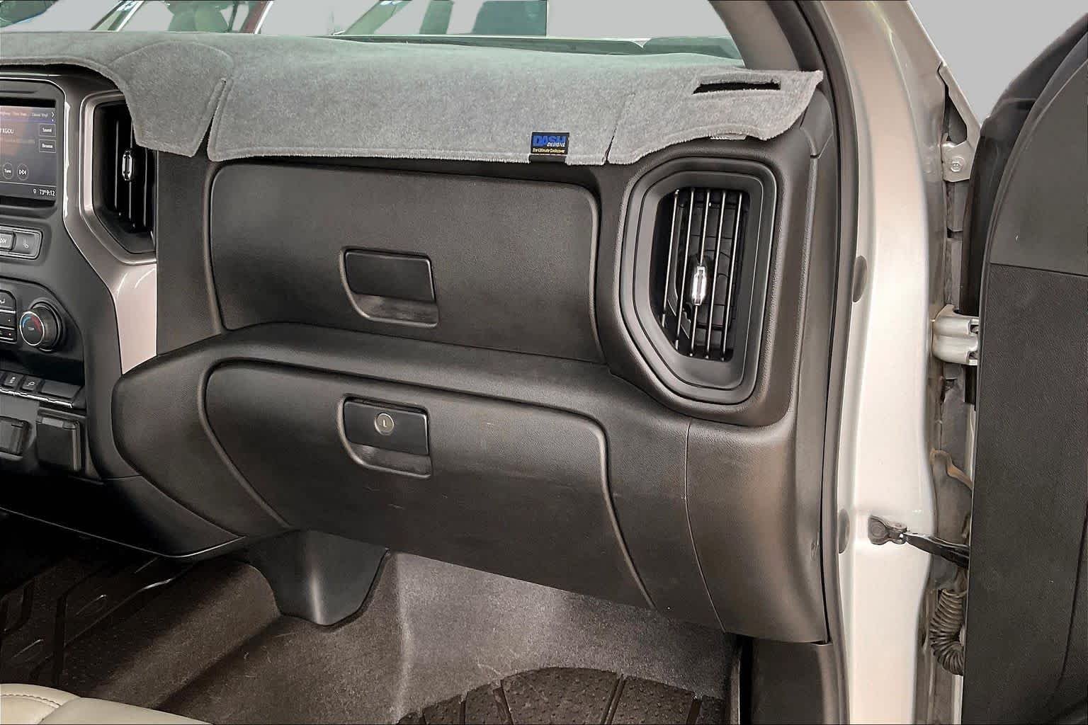 Used 2022 Silver Ice Metallic Chevrolet Custom image 17