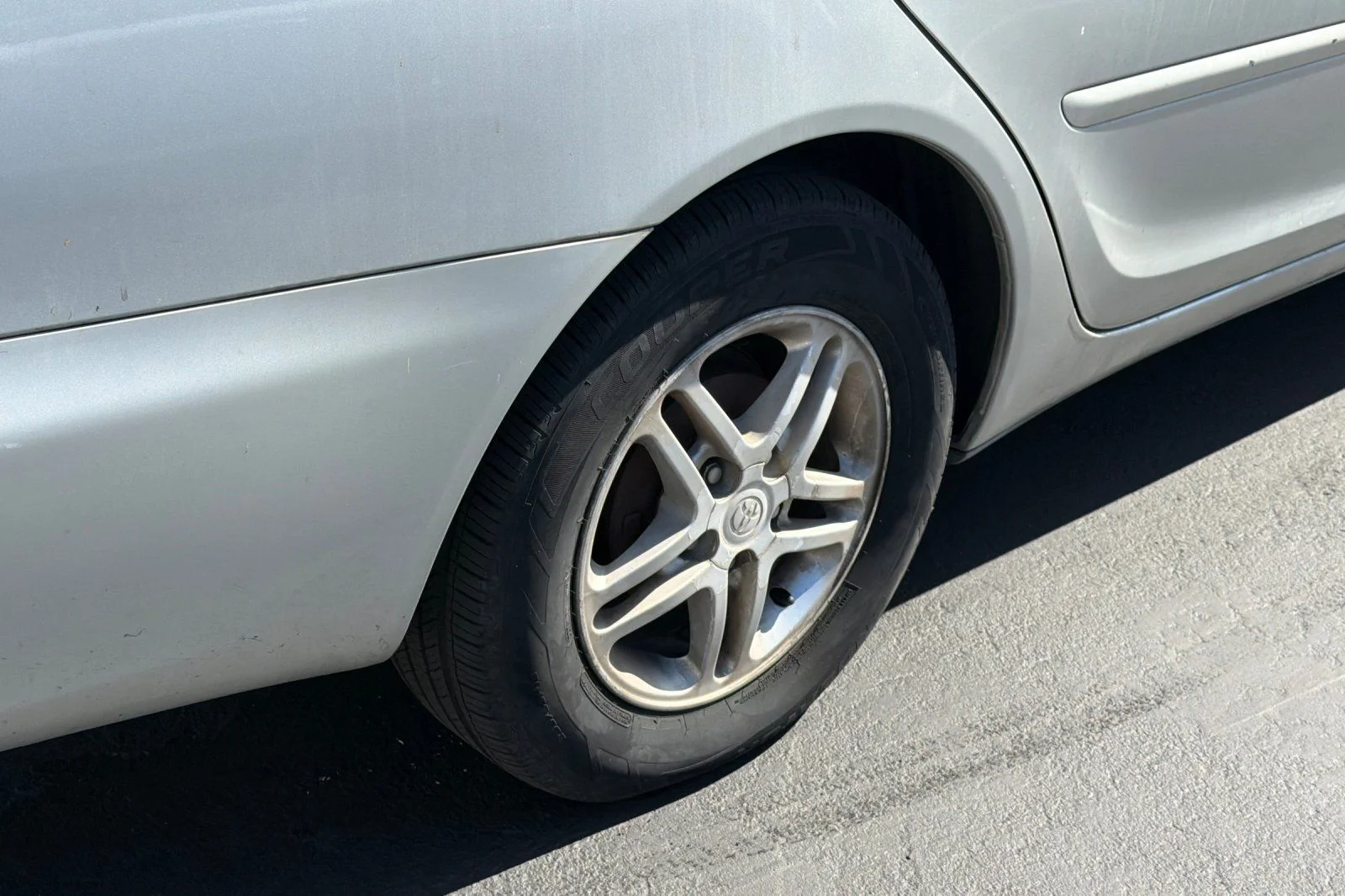 Used 2005 Silver Toyota LE image 4