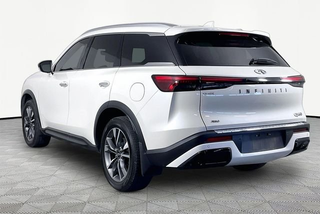 Used 2023 White INFINITI LUXE image 3