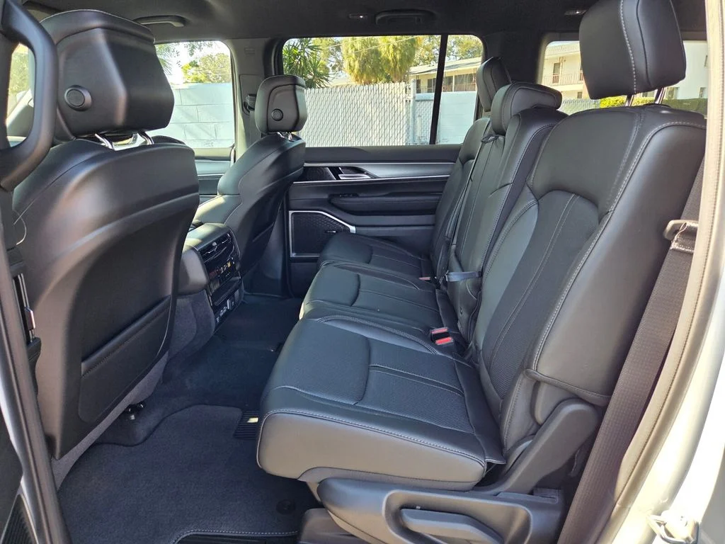 New 2026 Bright White Clear-Coat Exterior Paint Jeep  image 14
