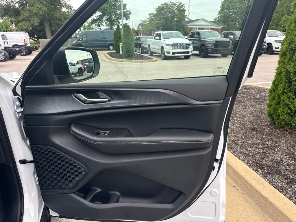 New 2026 Bright White Clear-Coat Exterior Paint Jeep Laredo X image 11