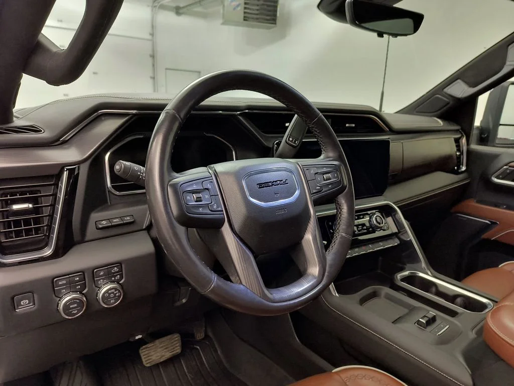 Used 2024 White Frost Tricoat GMC Denali Ultimate image 4