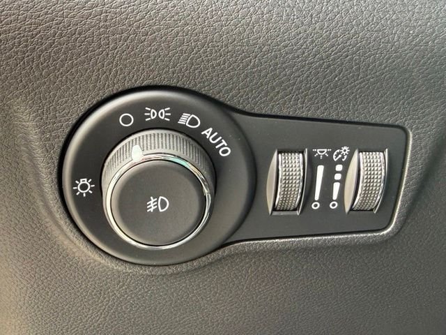 New 2026 Bright White Clearcoat Jeep Latitude image 16