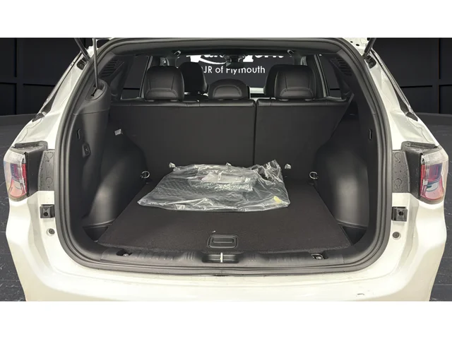 New 2026 Bright White Clear-Coat Exterior Paint Jeep Latitude image 25