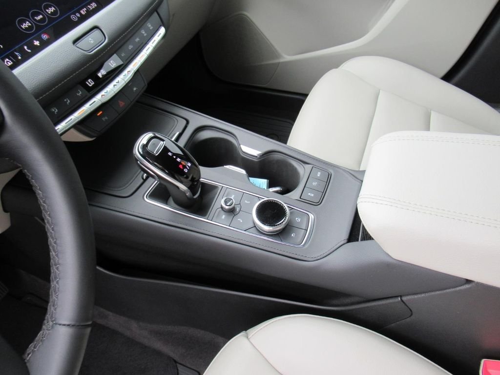 Used 2023  Cadillac Luxury image 17