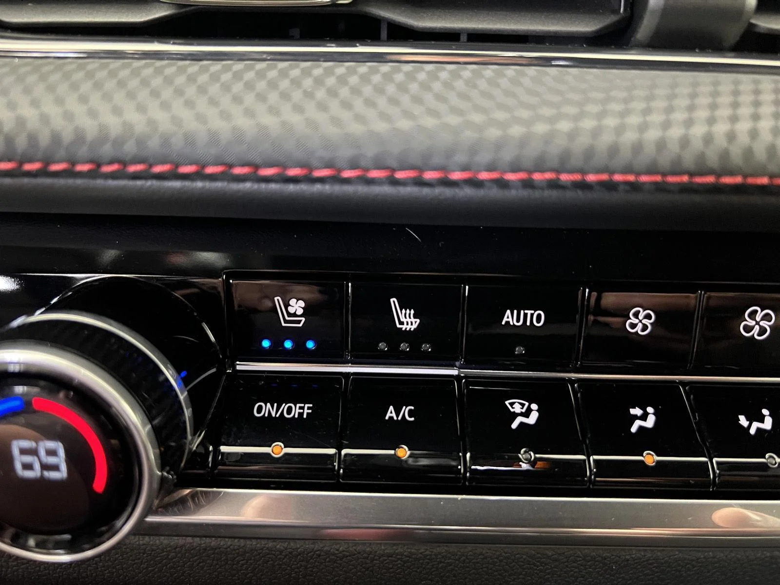 Used 2025 Iridescent Pearl Tricoat Chevrolet RS image 17