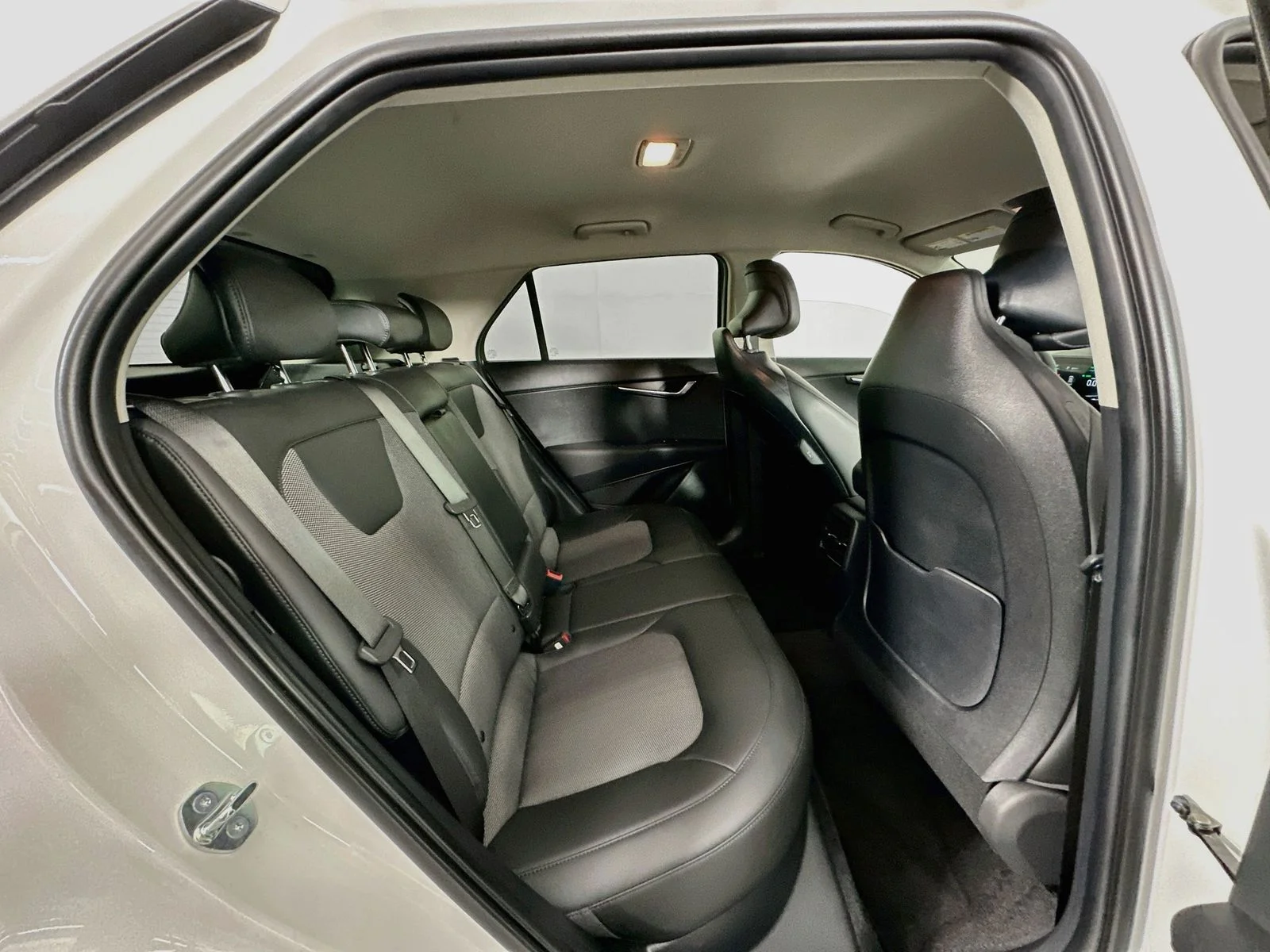 Used 2025 Snow White Pearl Kia EX image 27
