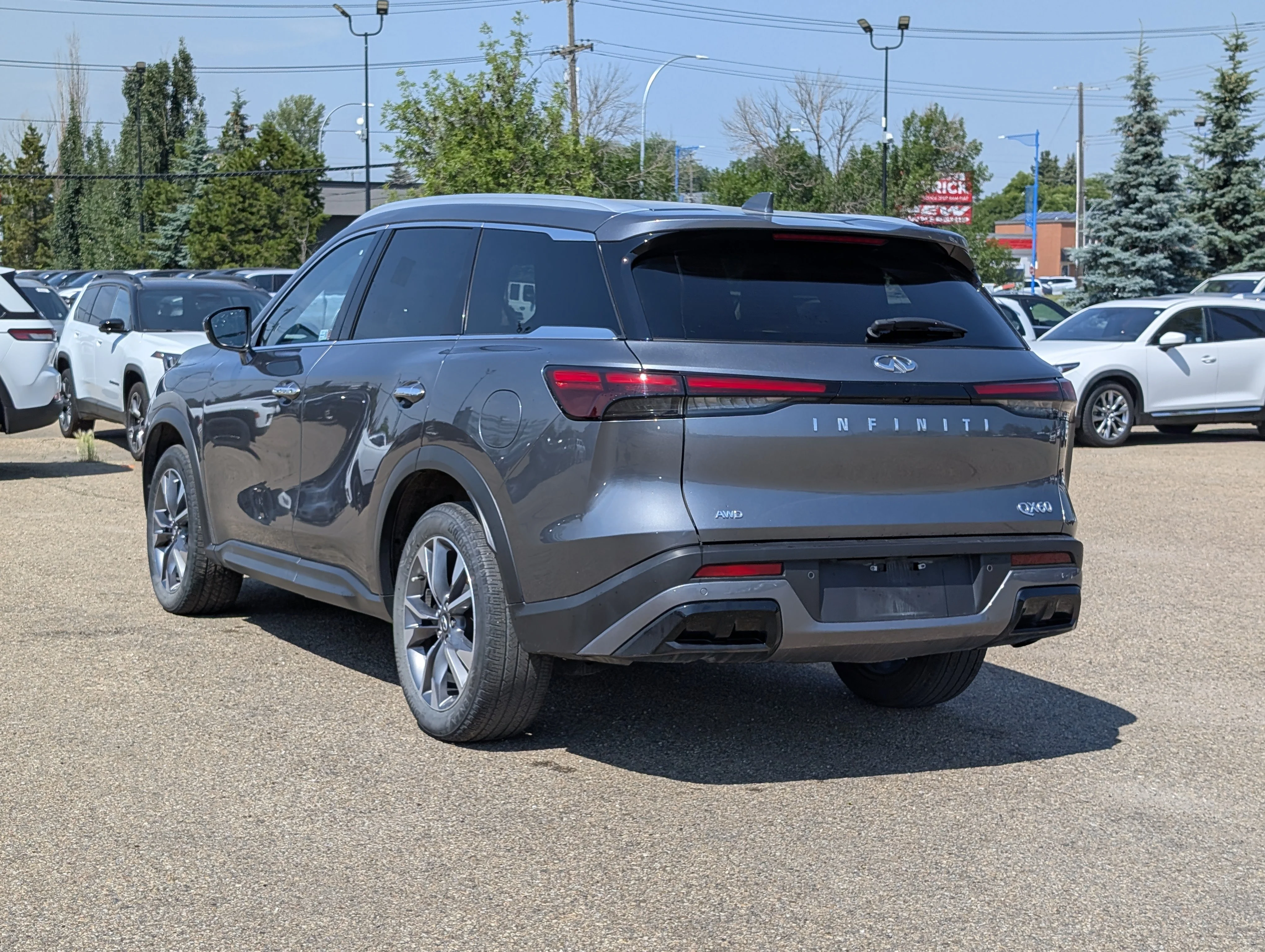 Used 2024 Glacier White INFINITI LUXE image 4