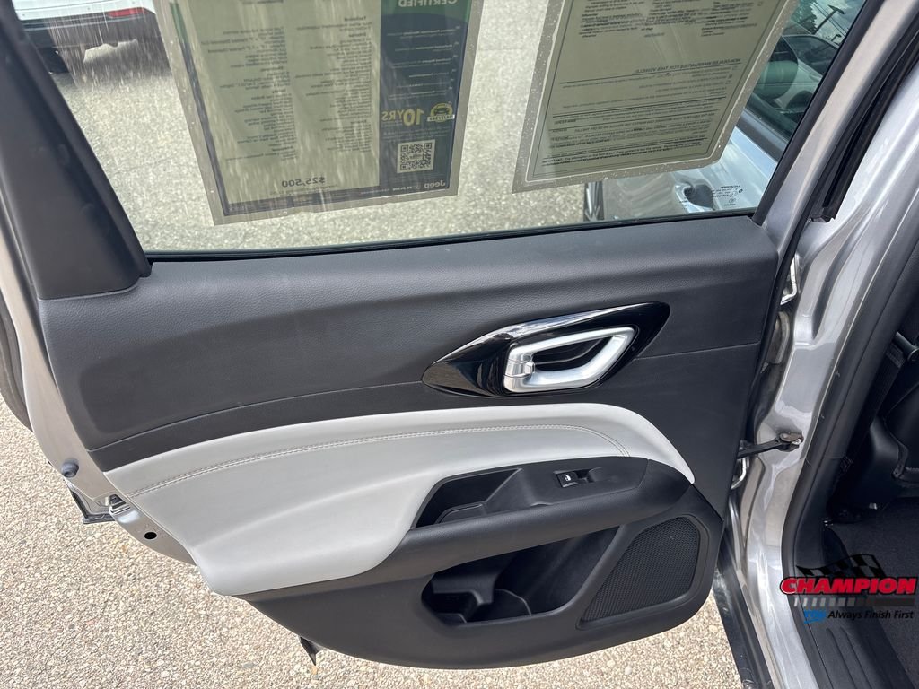 Used 2023 Silver Jeep Limited image 21
