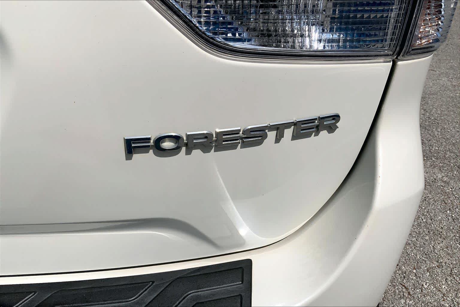 Used 2021 Crystal White Pearl Subaru Limited image 10