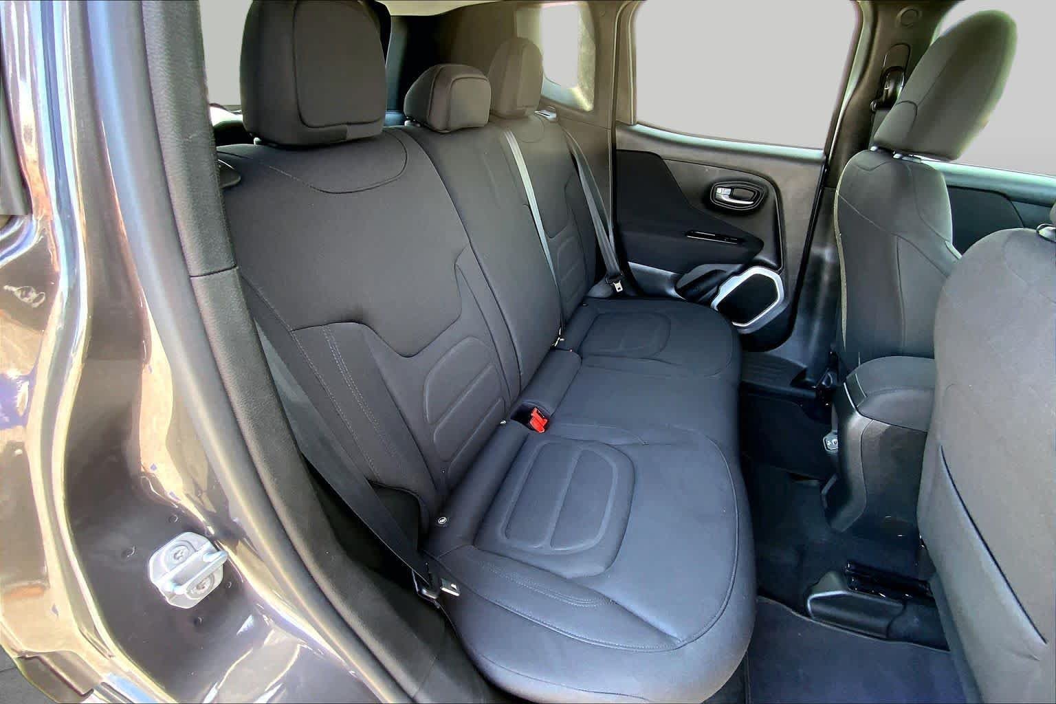 Used 2018 Granite Crystal Metallic Clearcoat Jeep Latitude image 20
