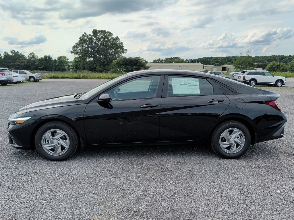 New 2026 Abyss Black Hyundai SE image 5