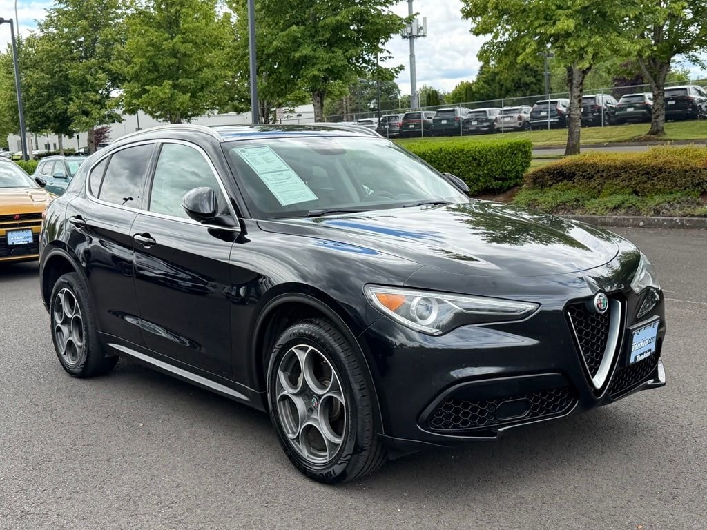 Used 2018 Vulcano Black Metallic Alfa Romeo Base image 2