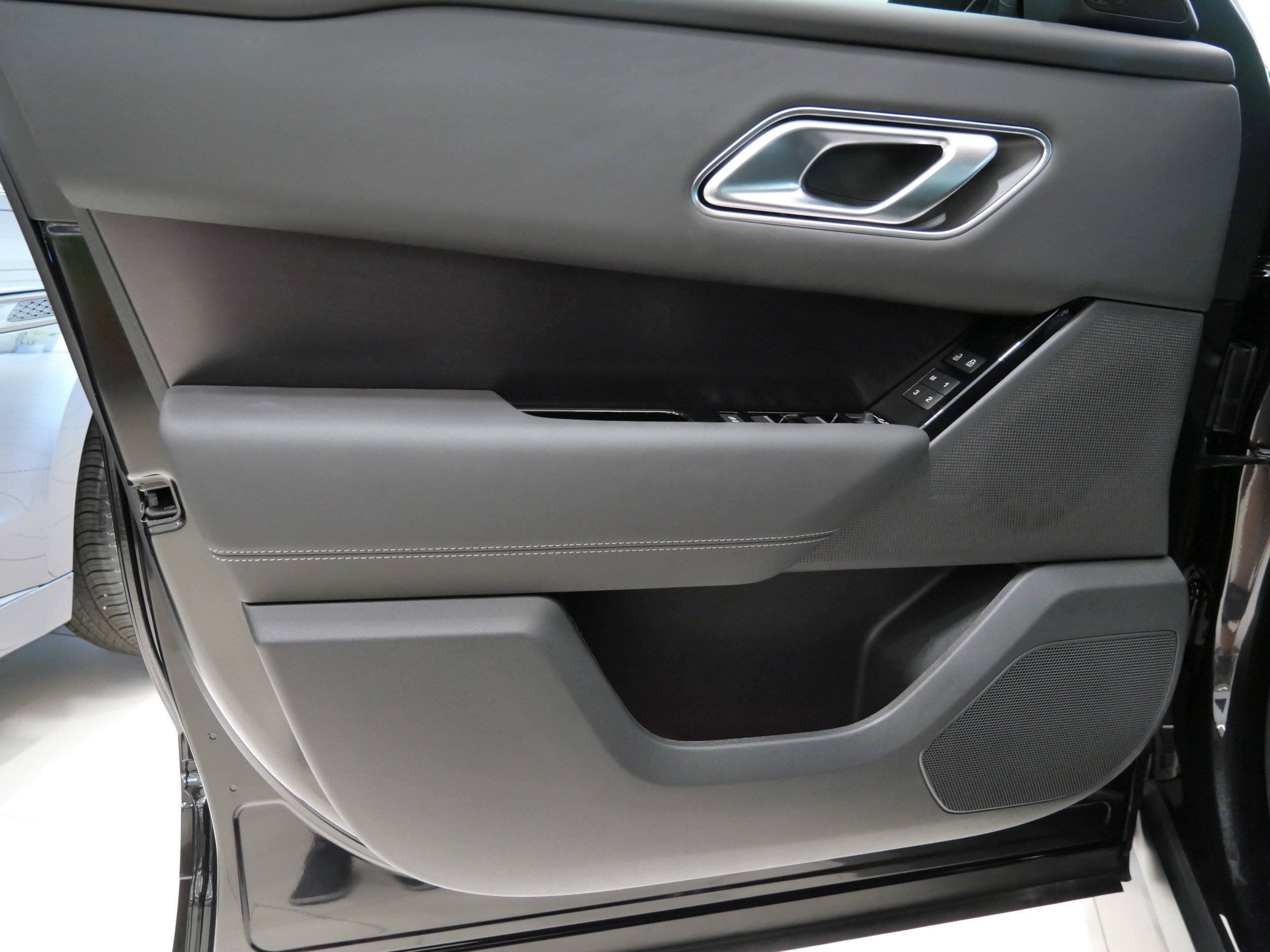 New 2026 Santorini Black LAND ROVER  image 4