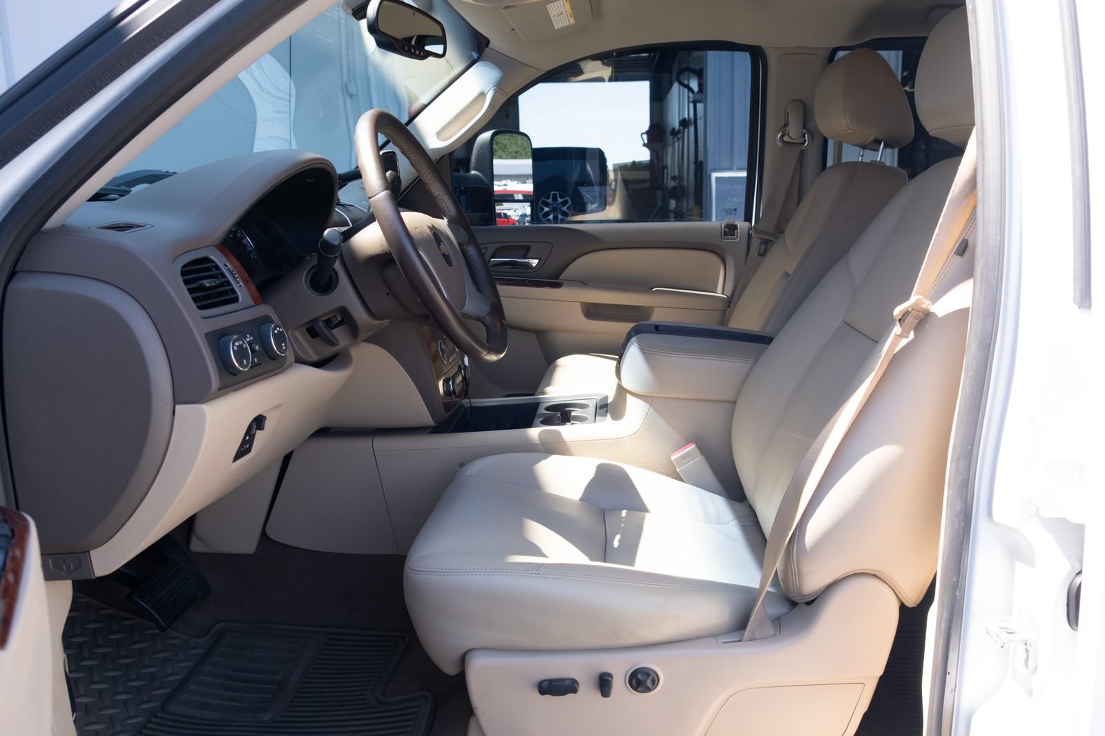 Used 2013 SUMMIT WHITE Chevrolet LTZ image 10