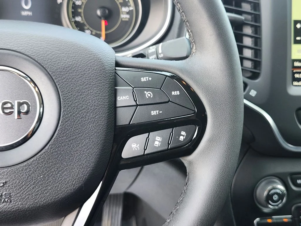 Used 2023 Gray Jeep Altitude image 30