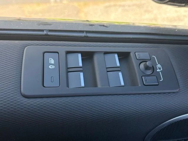 New 2026 Santorini Black Land Rover Dynamic SE image 14