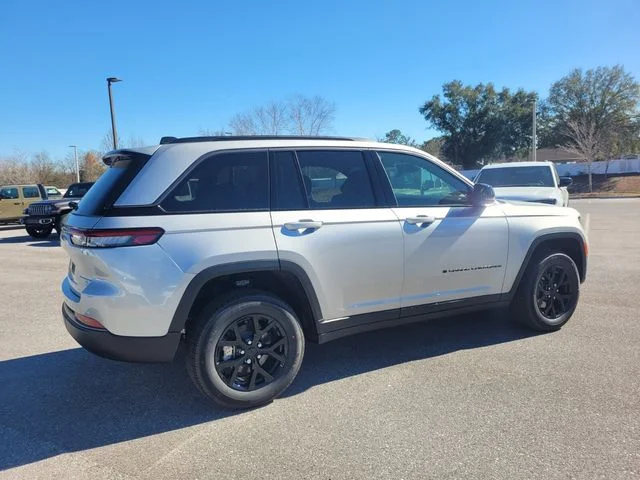 New 2026 Silver Zynith Exterior Paint Jeep Altitude image 12