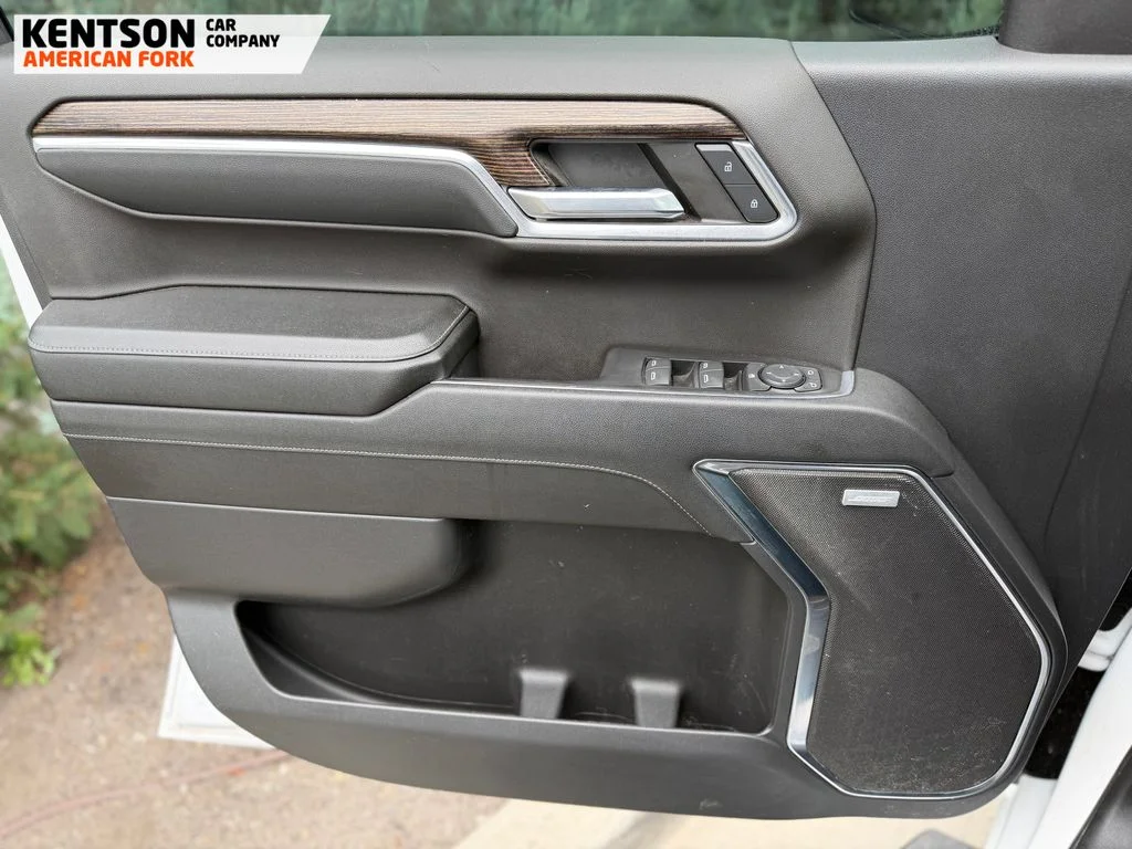 Used 2024 White GMC Elevation image 17