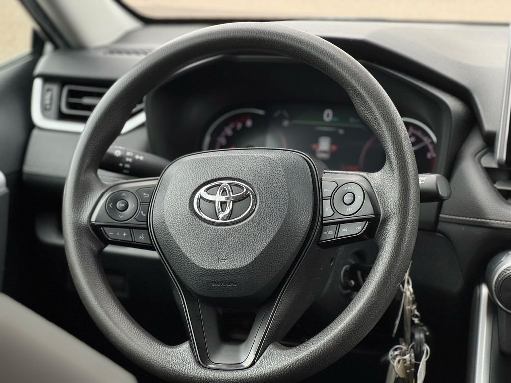 2023 Toyota RAV4 LE - Photo 16