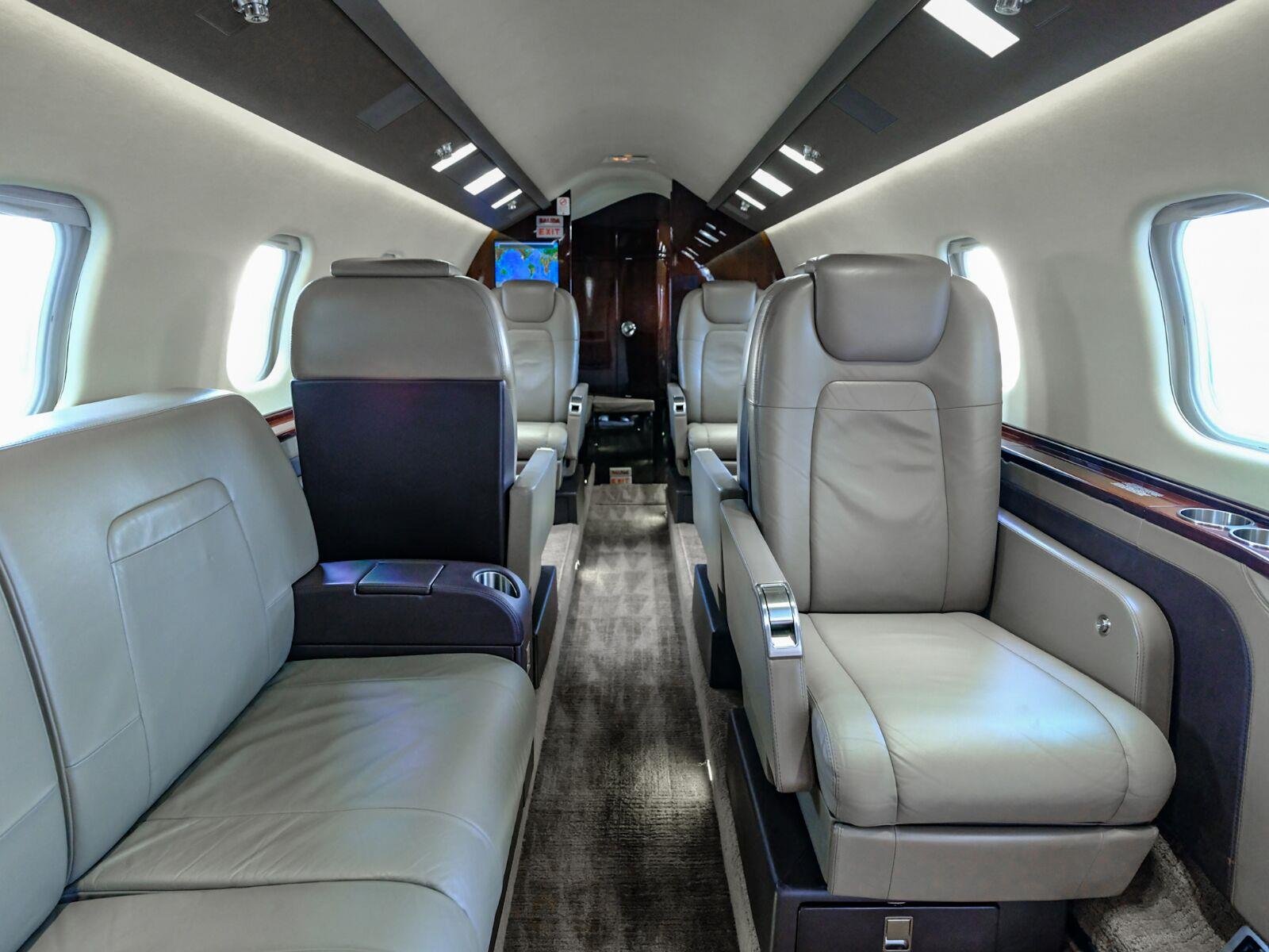Used 2011 White LEARJET XR image 12