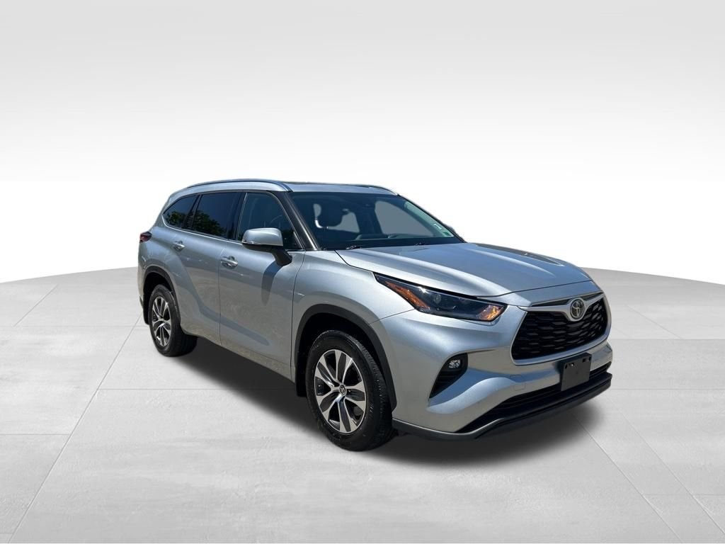 Used 2021 Silver Toyota XLE image 8