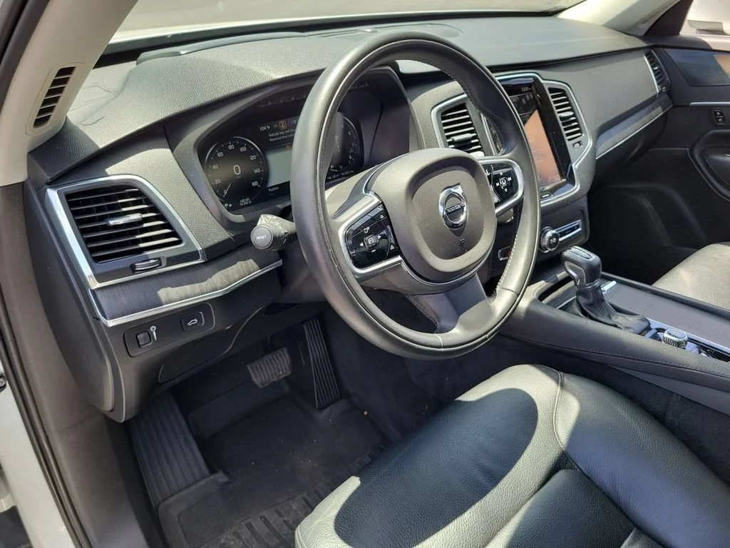 Used 2020 White Volvo T6 Momentum 7 Passenger image 10