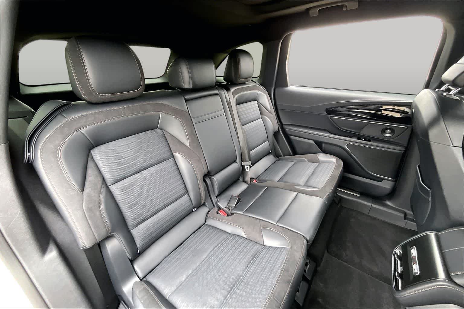 Used 2025 White Platinum Metallic Tri-Coat Lincoln Reserve image 17
