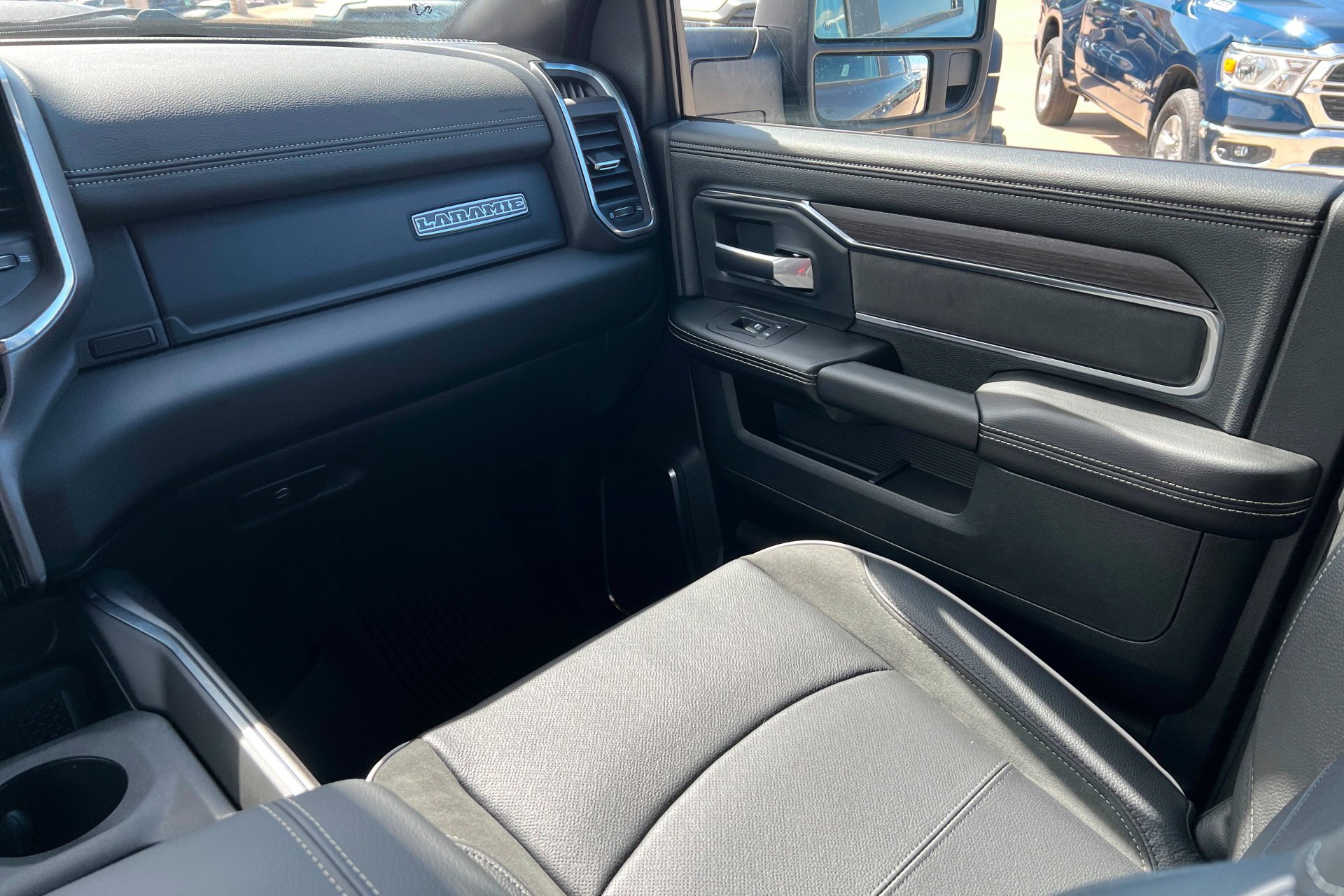 New 2026 Granite Crystal Metallic Clear-Coat Exterior Paint RAM Laramie image 11