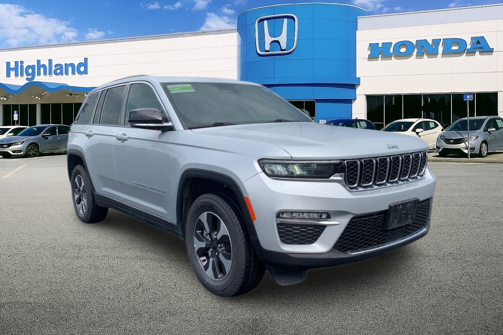 Used 2024 Silver Jeep 4xe image 7