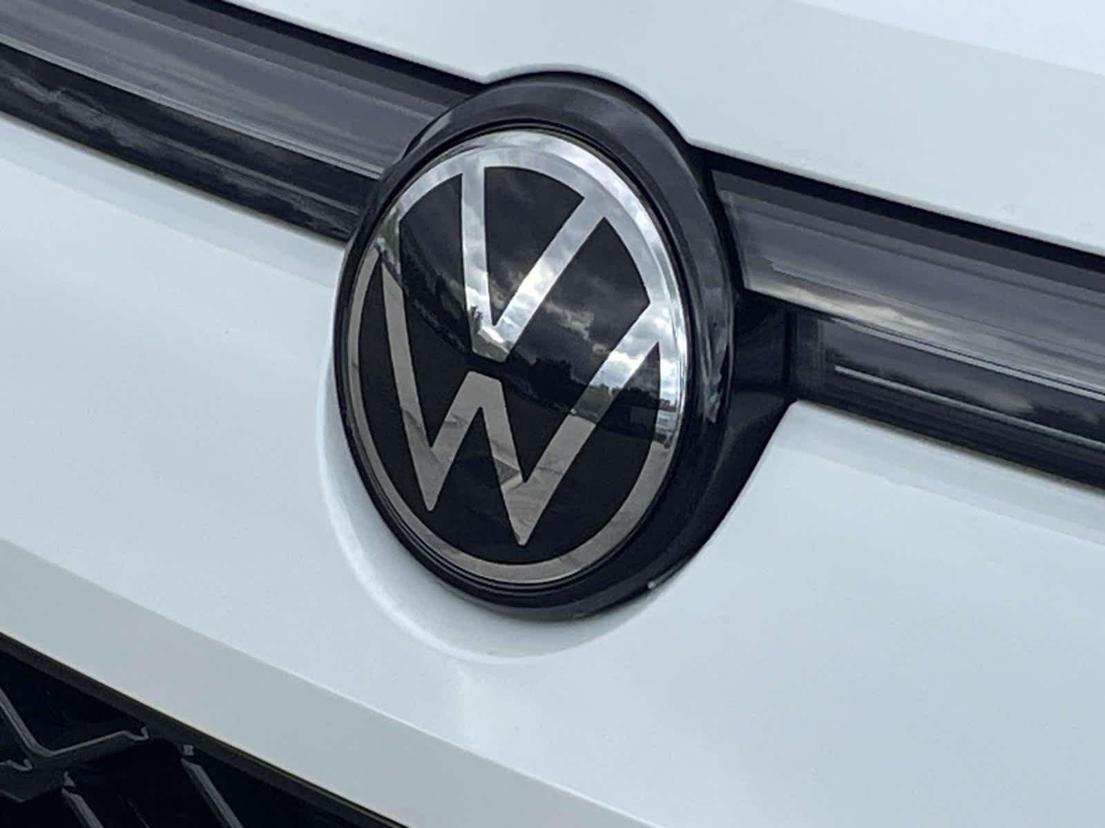 New 2026 0P0P/White Volkswagen SE R-Line Black image 14