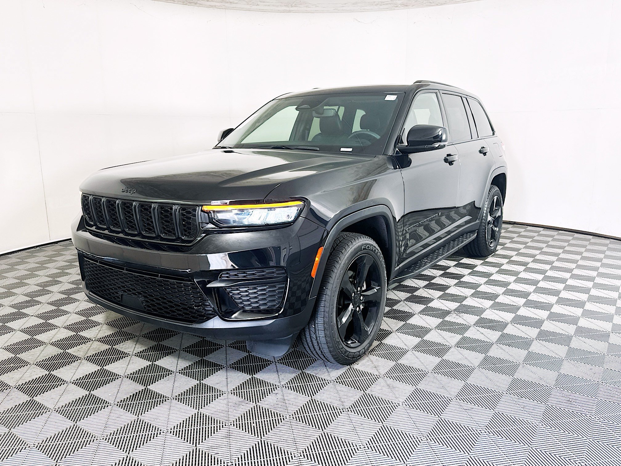 Used 2023 Diamond Black Crystal Pearlcoat Jeep Altitude image 7