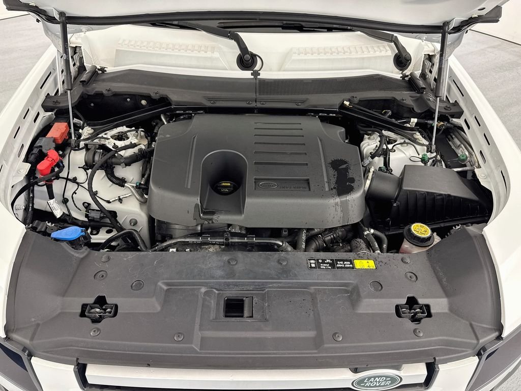 Used 2023 White Land Rover SE image 31