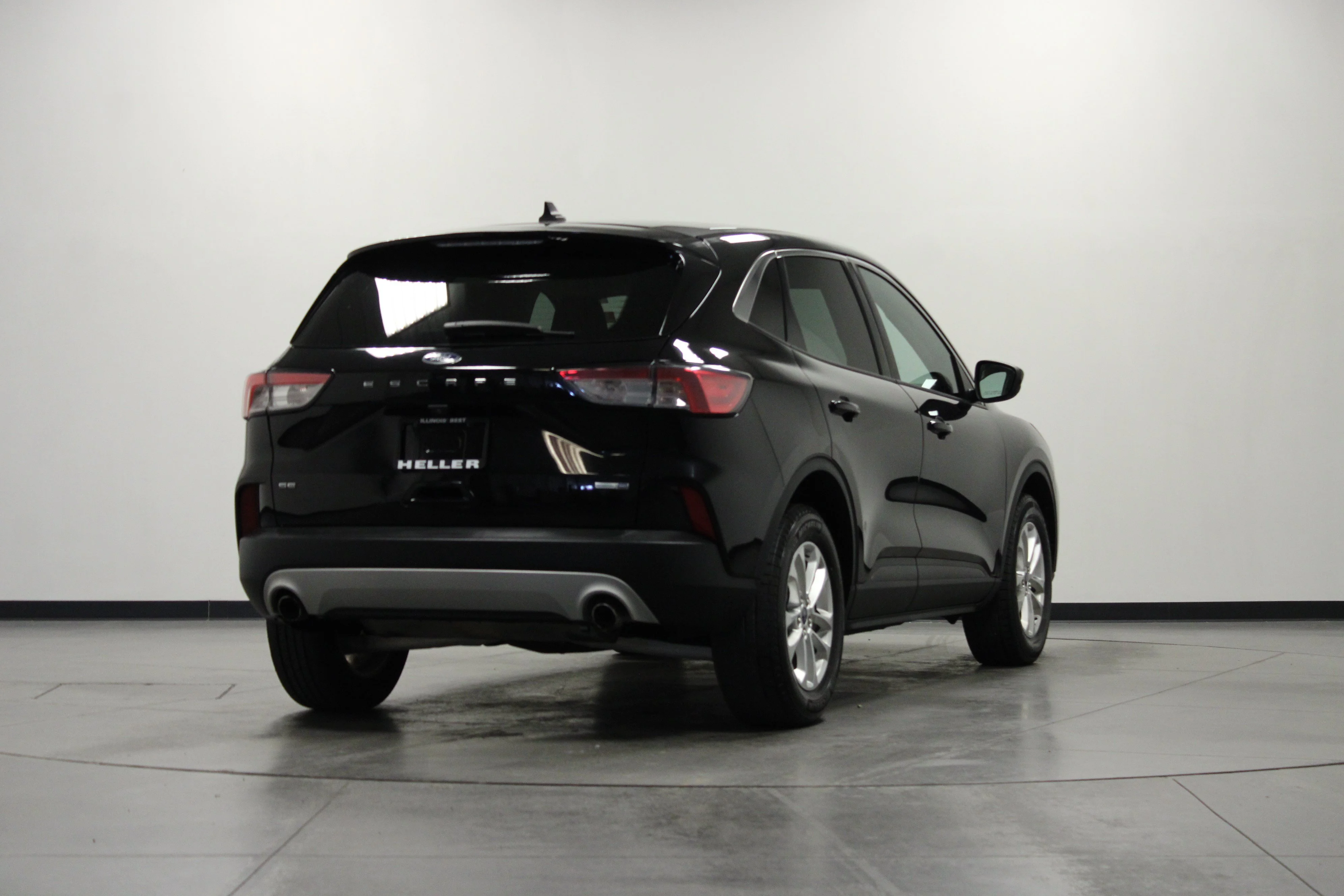 Used 2020 Black Metallic Ford SE image 4