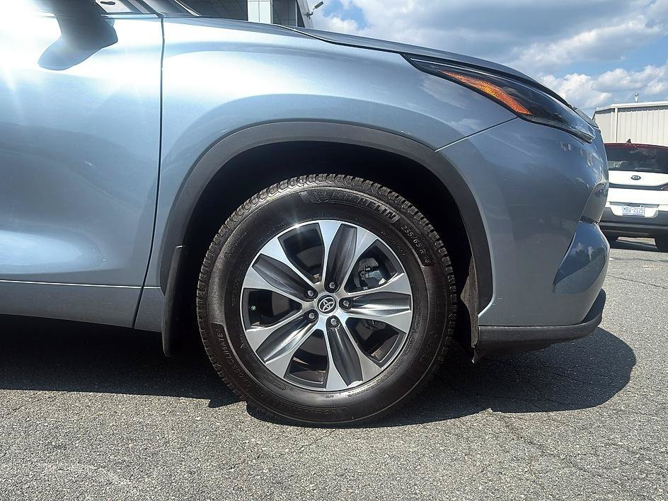 Used 2023 Moon Dust Toyota XLE image 38