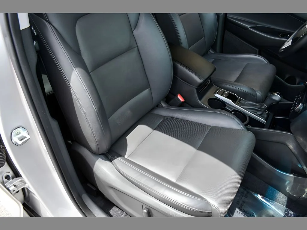 Used 2016 Chromium Silver Hyundai Limited image 29